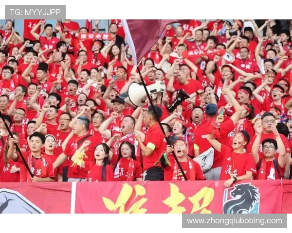 90 度弯腰点燃战魂！淮安球迷泪喊：我们永远在一起